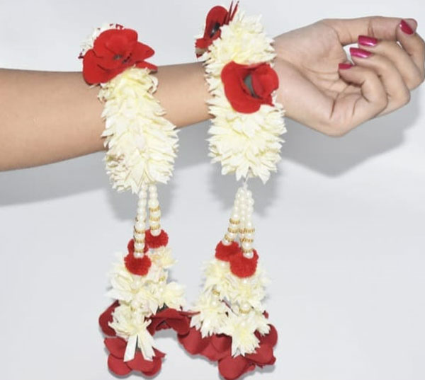 Red and white gajra